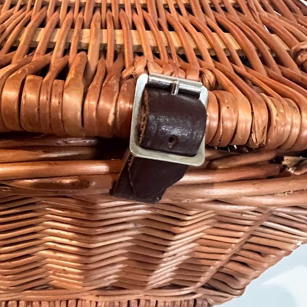 Brookes Baskets Vintage Wicker Picnic Basket-Made in England Set of 4 Plates etc - Picture 4 of 13